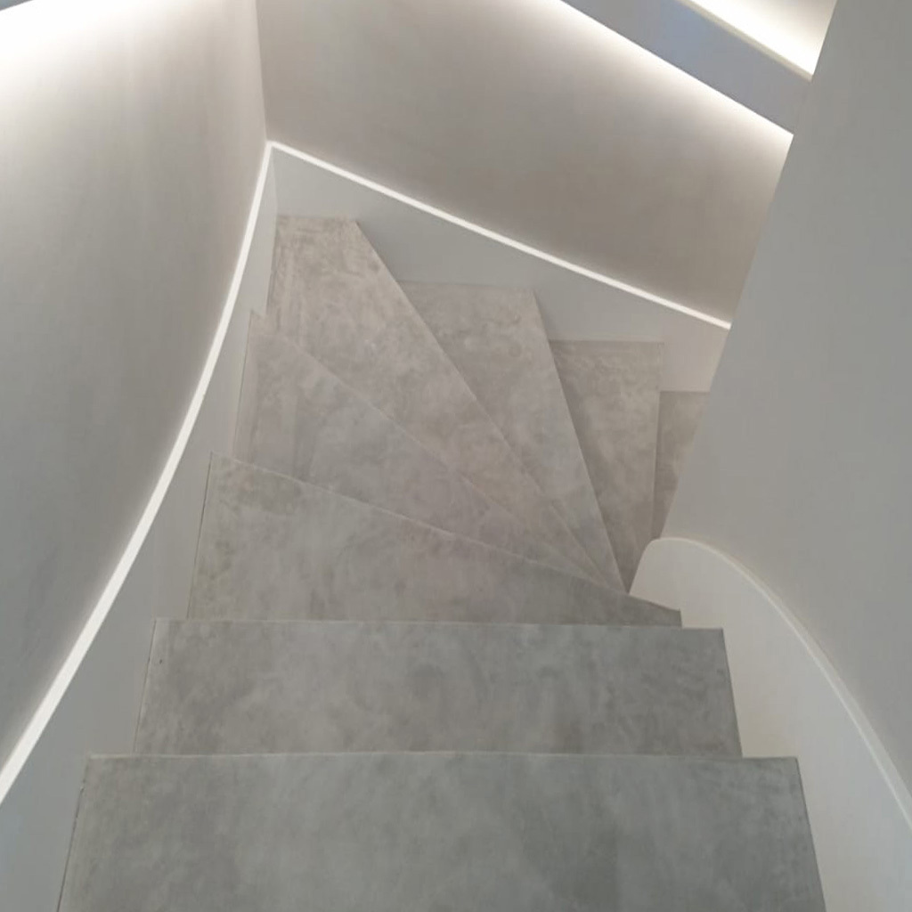Velourledertreppe in grauem Velourleder.